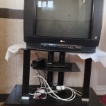 تلویزیون و همراه دستگاه دیجیتال و میز