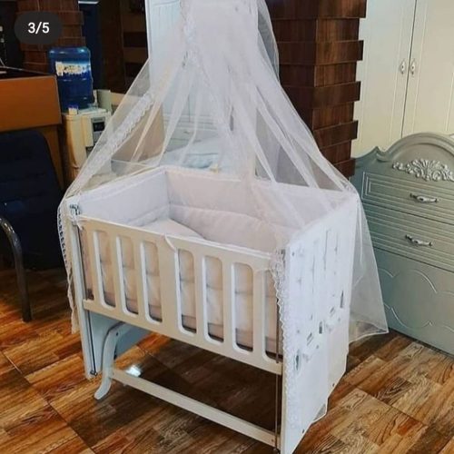 تخت گهواره کنار مادر