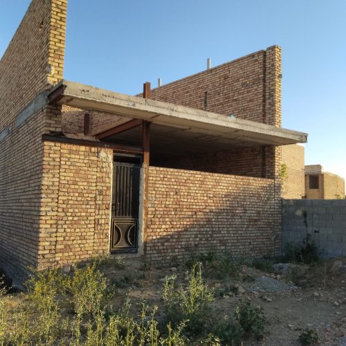 حیاط نیمه کاره دو طبقه راه جدا در خیابان وزرا