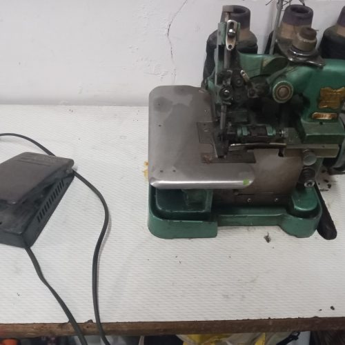 یک دستگاه سردوزبهمراه میزمربوطه