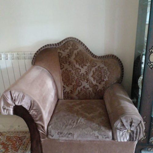 1دست مبل 7نفره به همراه میز وسط و 4عدد میز پذیرایی