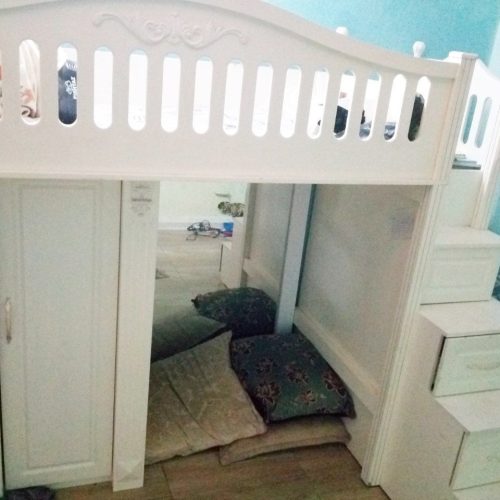 سرویس تخت خواب دو طبقه نوجوان جوان