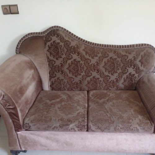 1دست مبل 7نفره به همراه میز وسط و 4عدد میز پذیرایی