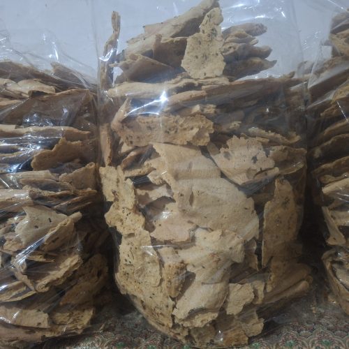 نان خشک یزدی  با آرد محلی و جو و ذرت پر از ویتامین