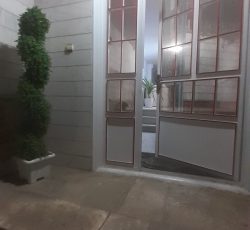 خانه ایی با متراژ 110 متر انشعاب آب وگاز مشترک وبرق جدا می باشد عبور مشترک درشهرک کشاورز با محیطی آرام ودلنشین