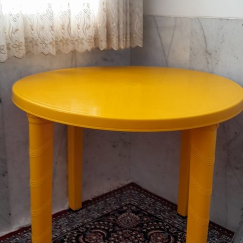میز پلاستیکی زرد