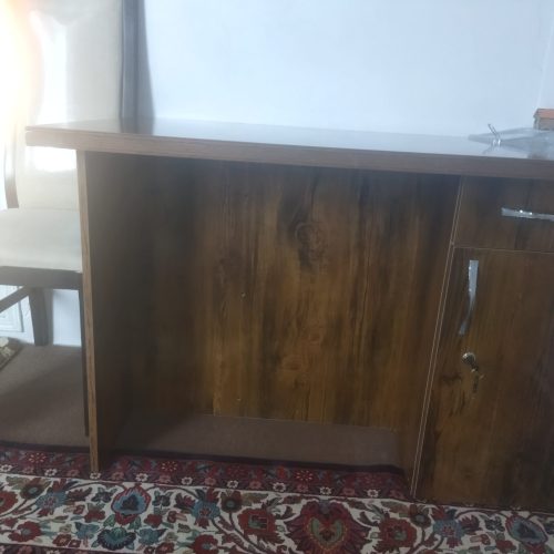 میزتحریر و دو تعدد صندلی