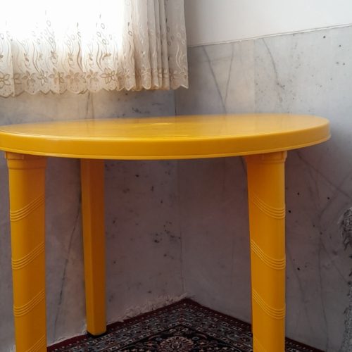 میز پلاستیکی زرد