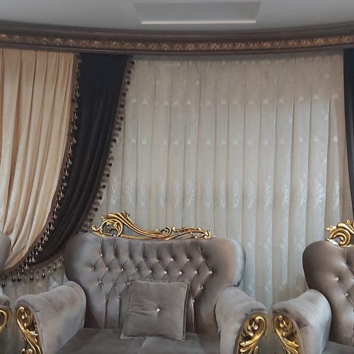 پرده با قاب چوبی