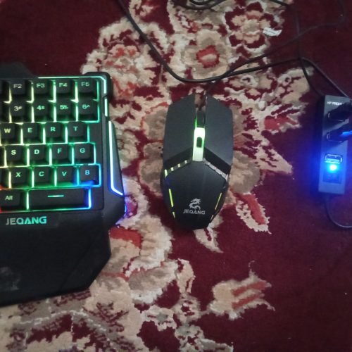 یک موس و کیبورد گیمینگ کوچک