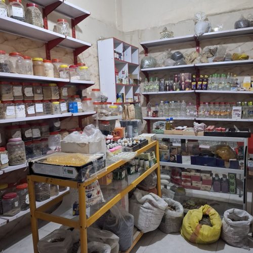 اجناس عطاری به فروش میرسد