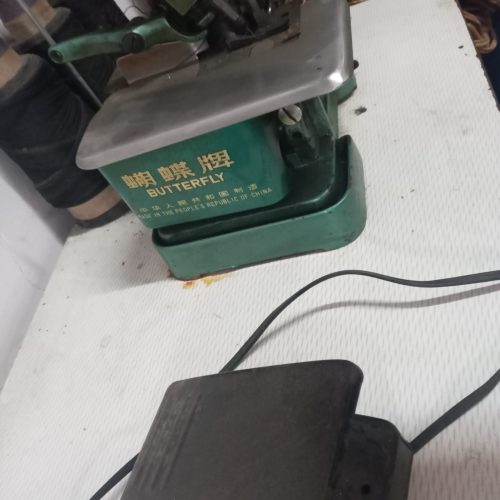 یک دستگاه سردوزبهمراه میزمربوطه