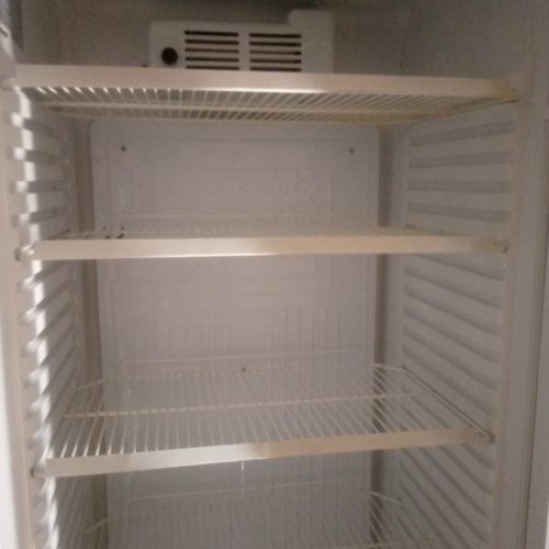 یخچال تک در مغازه ای