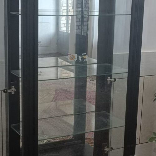 با سلام خدمت همگی ویترین چوبی  رنگ مشکی  به فروش می‌رسد