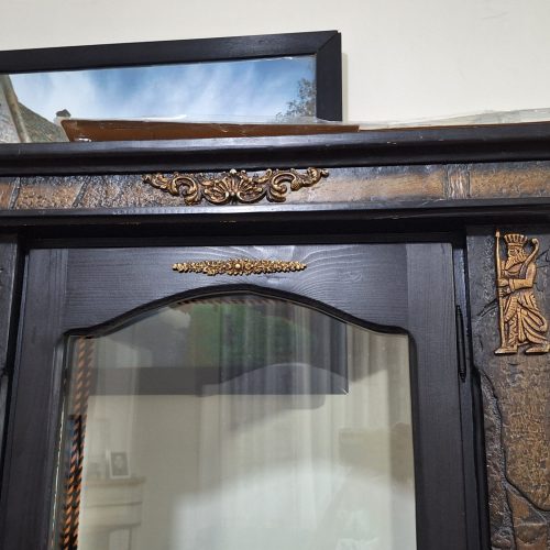 بوفه چوبی با طبقه های شیشه ای