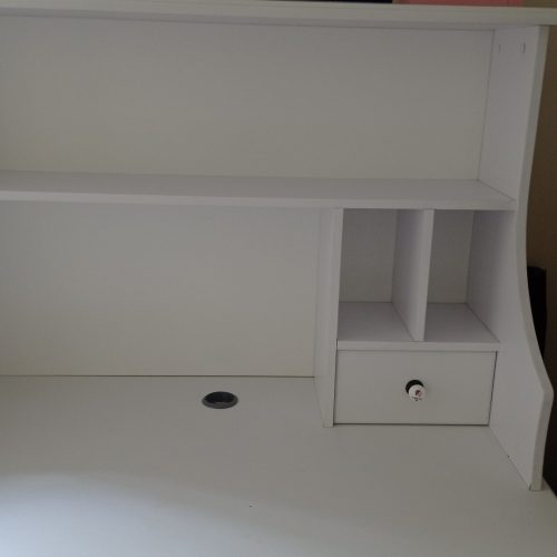 میز تحریر کاملا سالم سفید همراه با صندلی صورتی