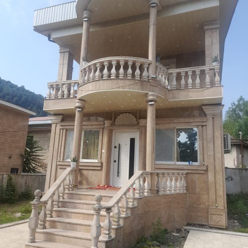 دارای بالکن روبه جنگل و رودخانه