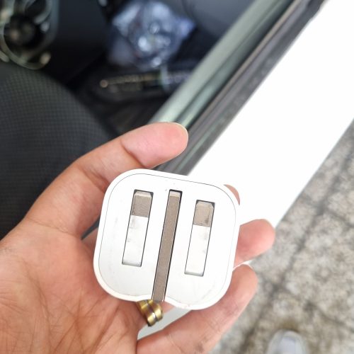 شارژر اصلی ایفون در حد نو یکماه کار کرده