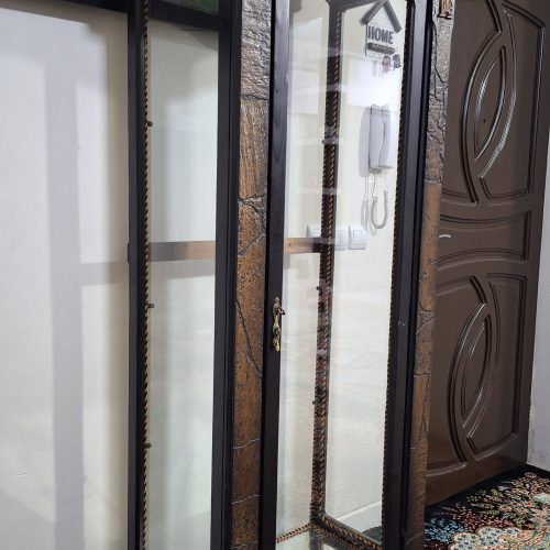 بوفه چوبی با طبقه های شیشه ای