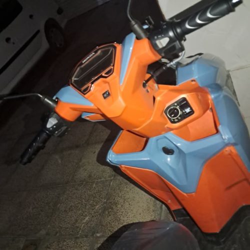 سلام موتور طرح کلیک سالم و کارکرد 4300 نیاز به توضیح زیاد نیست موتور از همه لحاظ سالم مدل 1401 لاستیک ها نوع هستش روغن گیربکس و روغن موتور رو تازه عوض کردم پمپ بنزین رو تازه عوض کردم سنسور اکسیژن و شمع و سر شمع رو تازه عوض کردم همه اینها رو با رسید وعکس موقع تعویض نشون میدم