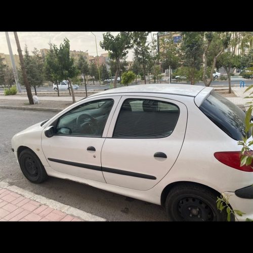 یک دستگاه خودرو 206تیپ 5 دهنده ای رنگ سفید مدل سال 1395 دوازده ماه بیمه شخص ثالث خانگی تر و تمیز به فروش می رسد