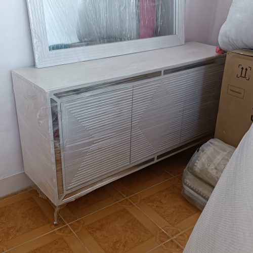 یک عدد میز تلویزیون و آینه کنسول ست جدید رنگ سفید