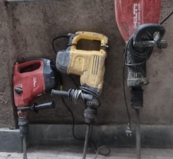 تخریب چاکن راه رووی کاشت میلگرد سوراخ کاری