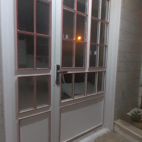 خانه ایی با متراژ 110 متر انشعاب آب وگاز مشترک وبرق جدا می باشد عبور مشترک درشهرک کشاورز با محیطی آرام ودلنشین