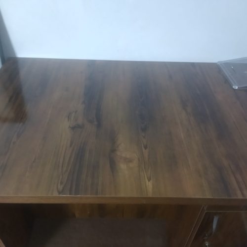 دو عدد صندلی و یک عدد میز