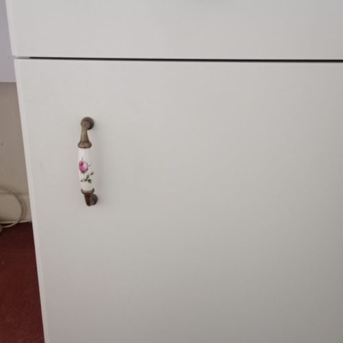 میز تحریر کاملا سالم سفید همراه با صندلی صورتی