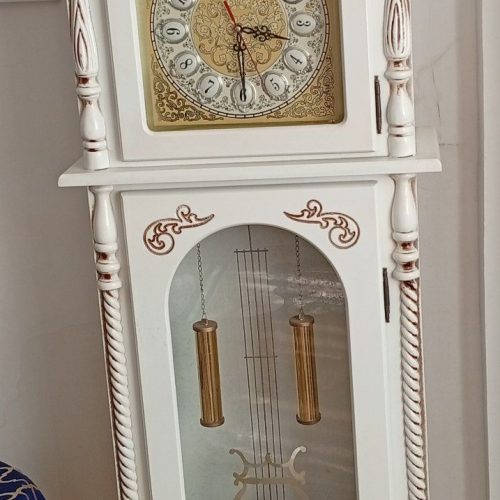 ساعت ایستاده و بوفه