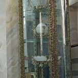 ویترین از جنس برنج با 4 تا دکوری داخلش که اوناهم ار جنس برنجن