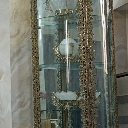 ویترین از جنس برنج با 4 تا دکوری داخلش که اوناهم ار جنس برنجن