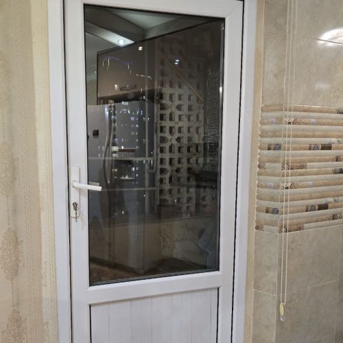 درب یو پی وی سی و لمینت سالم و بدون خط و خش