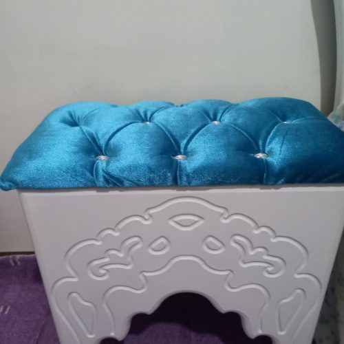 سرویس خواب دونفره شامل تخت، پاف، صندلی آرایش، دراور، پاتختی