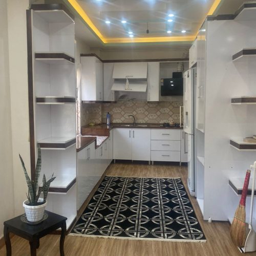 دارای بالکن روبه جنگل و رودخانه