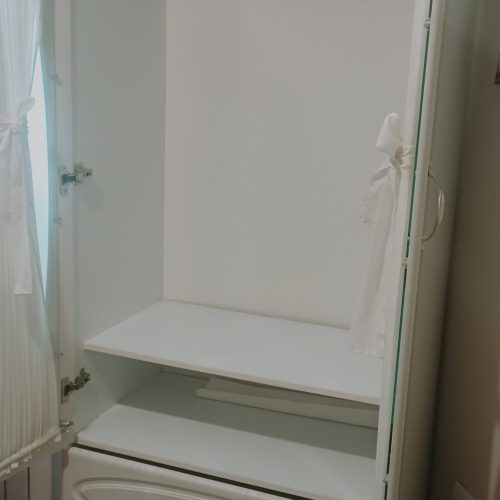 کمد بچه تمیز و سالم فقط ریل ی کشو خرابه ک میشه جا انداخت