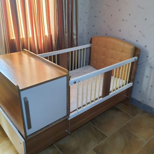 *تخت نوزاد و نوجوان به همراه تشک*