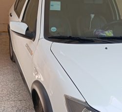 ماشین یک راننده صافکاری شده بدون رنگ