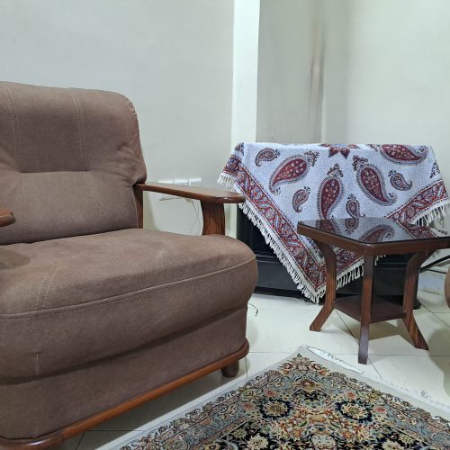 مبل راحتی و میز عسلی