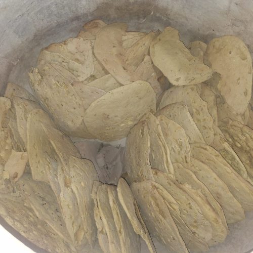 نان خشک یزدی  با آرد محلی و جو و ذرت پر از ویتامین