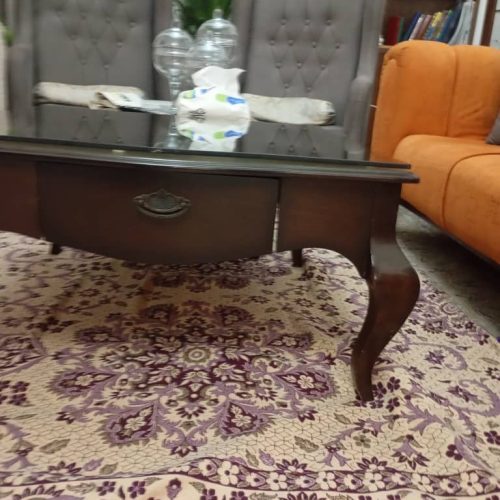 یک عدد میز 80 در 80 جلو مبلی