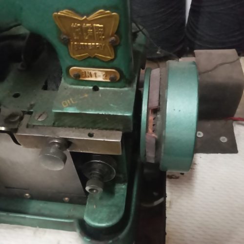 یک دستگاه سردوزبهمراه میزمربوطه