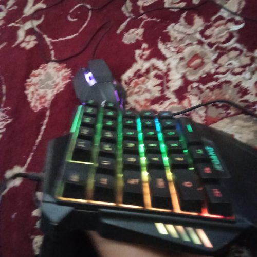 یک موس و کیبورد گیمینگ کوچک