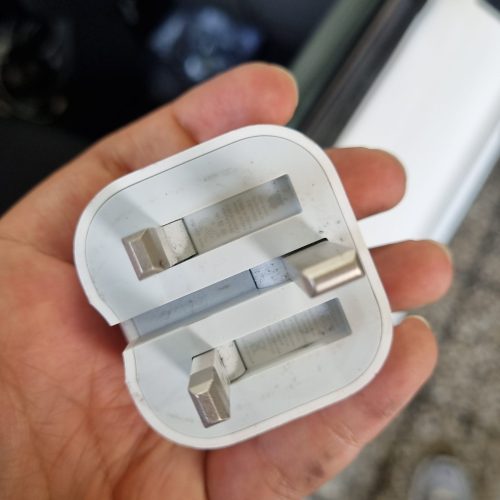 شارژر اصلی ایفون در حد نو یکماه کار کرده