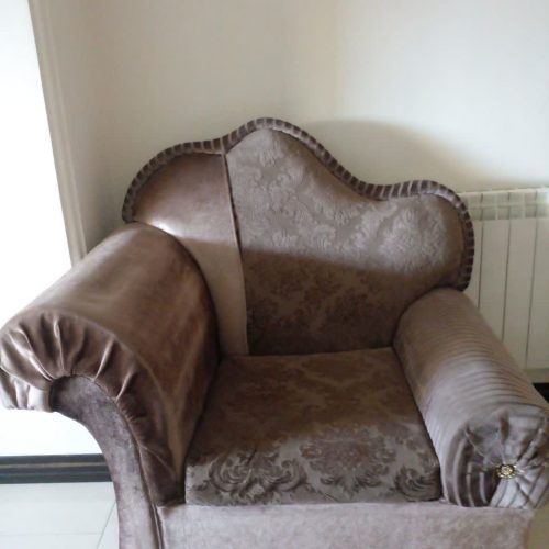 1دست مبل 7نفره به همراه میز وسط و 4عدد میز پذیرایی