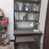 میز تحریر وکامپیوتر وکتابخانه