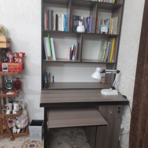 میز تحریر وکامپیوتر وکتابخانه