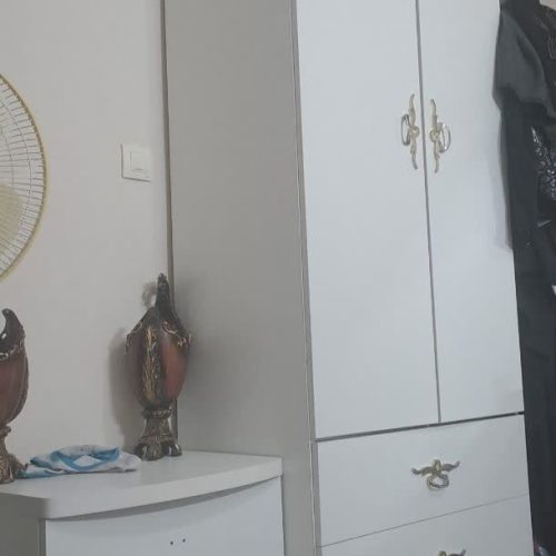 تخت خواب با اینه و کمد و کمد بچه ماشین بچه  و اینه شمعدانی