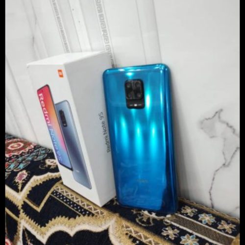 گوشی سالم بدون هیچ خط وخش به دلیل نیاز مالی میخوام بفروشم همراه با3قاب گوشی وکارتون